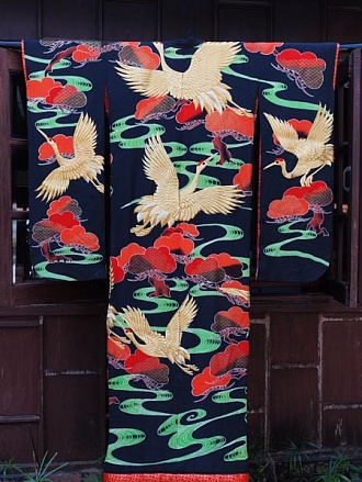 Японское шелковое кимоно "Журавли на черном"